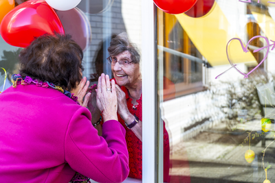 903727 Afbeelding van Louise Nagtegaal (links) die dagelijks haar moeder Ulrike (102) bezoekt in het woonzorgcentrum ...